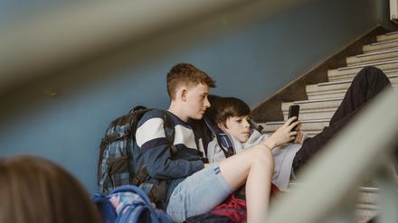 Gewohnter Anblick heutzutage: zwei Schüler, ein Smartfone