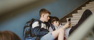 Gewohnter Anblick heutzutage: zwei Schüler, ein Smartfone