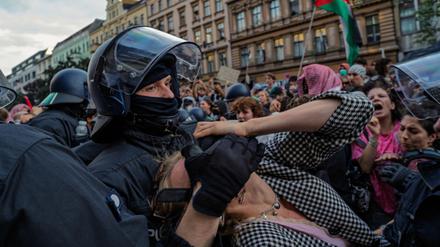 Eine Frau wird während der IQP-Demonstration festgesetzt. Queer und Verbündete marschierten in den Straßen von Berlin auf der  Internationalist Queer Pride for Liberation. 