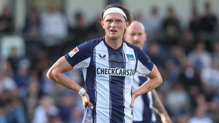 Fabian Reese kann es kaum glauben: Sein Trikot muss ausgetauscht werden.