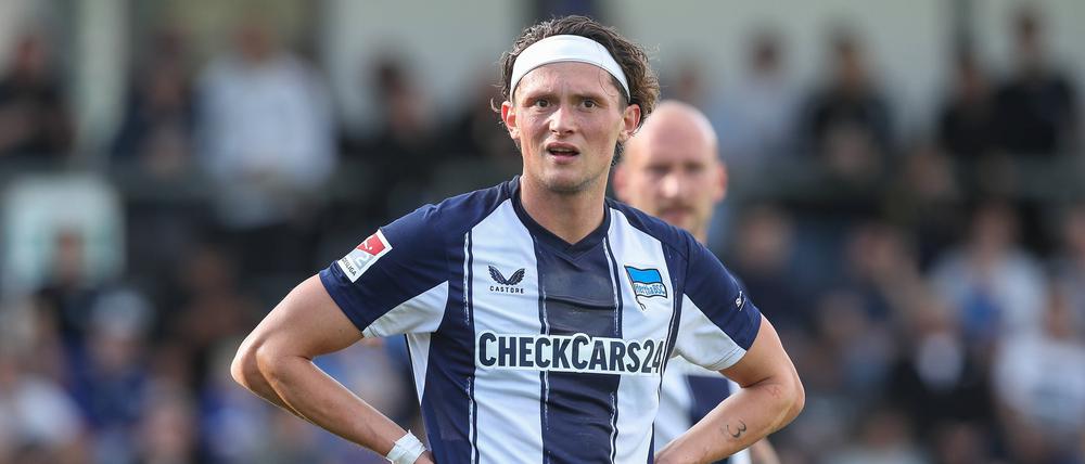 Fabian Reese kann es kaum glauben: Sein Trikot muss ausgetauscht werden.