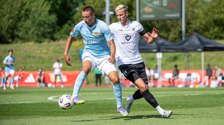 Der Unioner Marin Ljubicic (l) kam nicht an Schweinfurts Thomas Meißner vorbei.