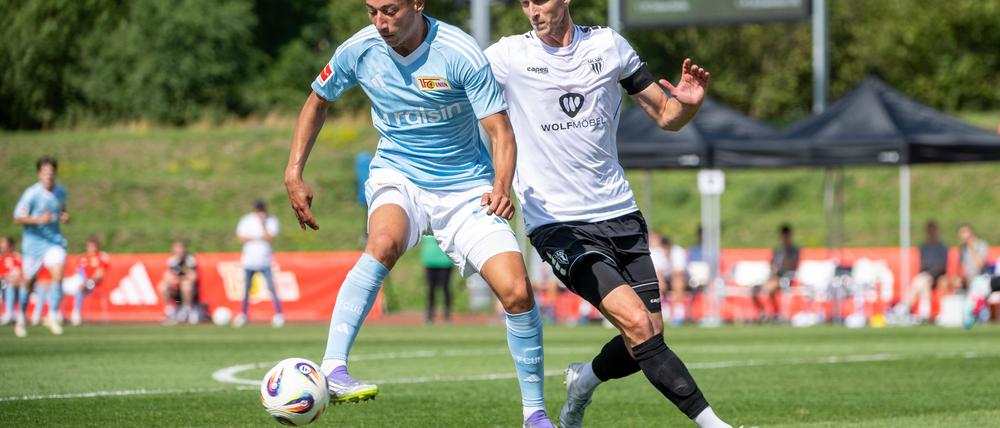 Der Unioner Marin Ljubicic (l) kam nicht an Schweinfurts Thomas Meißner vorbei.