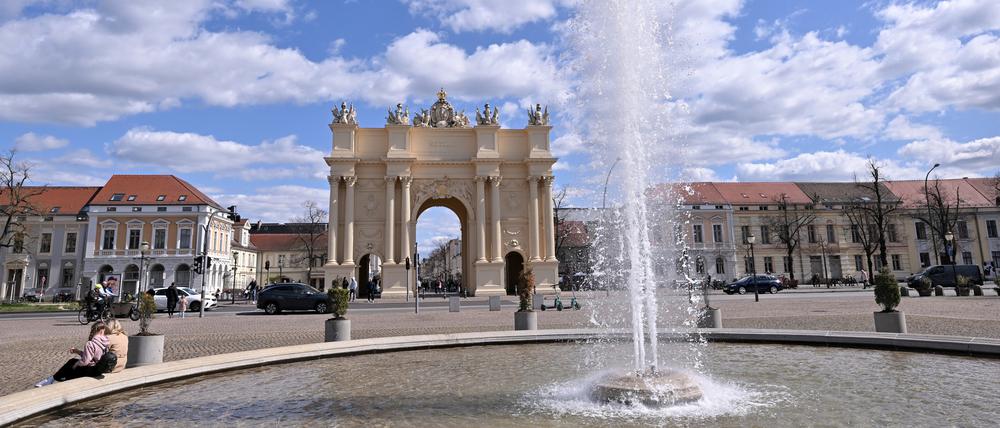 Am Platz vor dem Brandenburger Tor führt die ukrainische Künstlerin Polina Kuznetsova gemeinsam mit dem norwegischen Musiker Sveinung Nygaard am 10. Oktober sieben Stunden lang die Performance „Verteidigung“ auf.