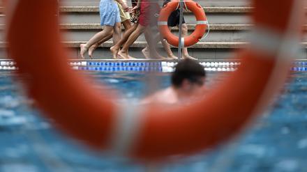 Nach den Ferien werden Drittklässler in Berlin-Neukölln nicht mehr per Bus zum Schwimmunterricht gefahren.