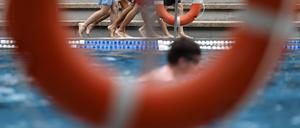 Nach den Ferien werden Drittklässler in Berlin-Neukölln nicht mehr per Bus zum Schwimmunterricht gefahren.