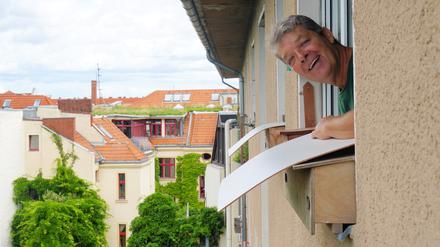 Nistkästen für Mauersegler hat der Schauspieler Henry Nandzik an seiner Wohnung in Berlin-Charlottenburg angebracht.