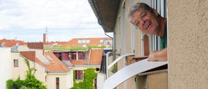 Nistkästen für Mauersegler hat der Schauspieler Henry Nandzik an seiner Wohnung in Berlin-Charlottenburg angebracht.