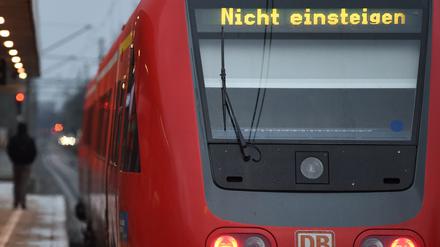 Ein Regionalzug mit der Aufschrift „Nicht einsteigen“ (Symbolbild).