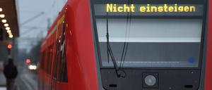Ein Regionalzug mit der Aufschrift „Nicht einsteigen“ (Symbolbild).