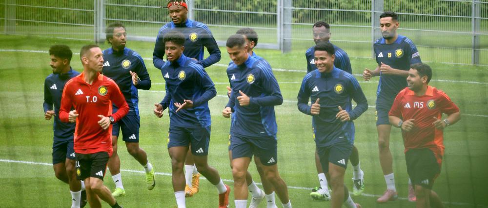 Cristiano Ronaldo (Mitte) sorgt mit dem Trainingslager seines Clubs Al-Nassr in Saalfelden für Aufregung.