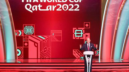 Infantino bei der WM-Auslosung 2022.
