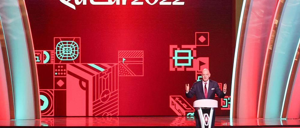 Infantino bei der WM-Auslosung 2022.