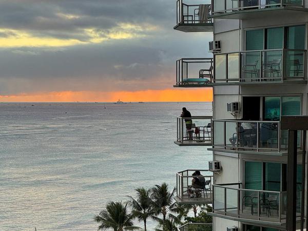 Vacationers stand on balconies at the Aston Waikiki Circle Hotel looking towards Waikiki Beach after authorities warned of the possibility of tsunami waves, following an earthquake which earlier struck off Russia's Far Eastern Kamchatka Peninsula, in Honolulu, Hawaii, U.S. July 29, 2025.    REUTERS/Nicola Groom