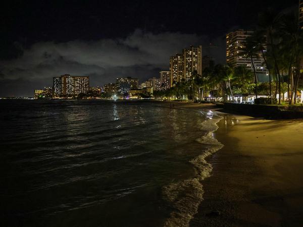 HONOLULU, HAWAII - JULY 29: Waves roll on to an empty Waikiki Beach on July 29, 2025 in Honolulu, Hawaii. Parts of the US west coast and Japan are being evacuated after a Tsunami warning following one of the strongest earthquakes in modern history hit Russia's eastern Kamchatka Peninsula.   Darryl Oumi/Getty Images/AFP (Photo by Darryl Oumi / GETTY IMAGES NORTH AMERICA / Getty Images via AFP)