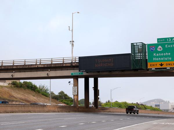HONOLULU, HAWAII - JULY 29: A freeway sign showing the 'Tsunami Warning' on the H-1 freeway on July 29, 2025 in Honolulu, Hawaii. Parts of the US west coast and Japan are being evacuated after a Tsunami warning following one of the strongest earthquakes in modern history hit Russia's eastern Kamchatka Peninsula.   Darryl Oumi/Getty Images/AFP (Photo by Darryl Oumi / GETTY IMAGES NORTH AMERICA / Getty Images via AFP)