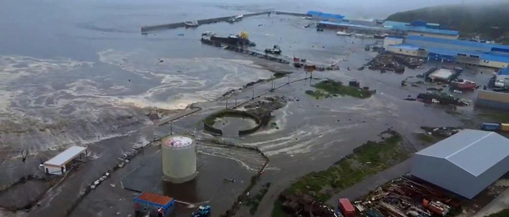 Ein Tsunami hat die russische Insel Paramushir im Norden der russischen Kurilen-Inseln getroffen.