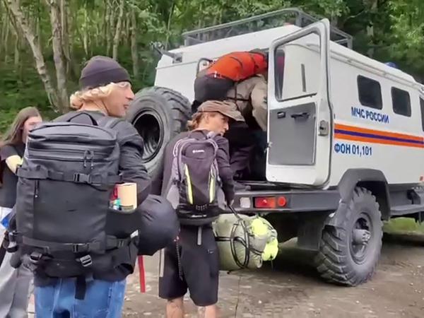 This grab taken from a handout video released by the Russian Ministry of Emergency Situations on July 30, 2025 shows rescuers evacuating people in Russia's Kamchatka region after an 8.8 magnitude earthquake struck off Russia's far east coast. One of the strongest earthquakes ever recorded struck Russia's sparsely populated Far East early on July 30, causing tsunamis of up to four metres (12 feet) across the Pacific and sparking evacuations from Hawaii to Japan. (Photo by Handout / RUSSIAN MINISTRY OF EMERGENCY SITUATIONS / AFP) / RESTRICTED TO EDITORIAL USE - MANDATORY CREDIT "AFP PHOTO / RUSSIAN MINISTRY OF EMERGENCY SITUATIONS" - NO MARKETING NO ADVERTISING CAMPAIGNS - DISTRIBUTED AS A SERVICE TO CLIENTS