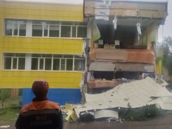 TOPSHOT - This frame grab taken from video released by the Russian Ministry of Emergency Situations taken and released on July 30, 2025 shows rescuers inspecting a damaged kindergarten building in Russia's Kamchatka region after an 8.8 magnitude earthquake struck off Russia's far east coast. One of the strongest earthquakes ever recorded struck Russia's sparsely populated Far East early on July 30, causing tsunamis of up to four metres (12 feet) across the Pacific and sparking evacuations from Hawaii to Japan. (Photo by RUSSIAN MINISTRY OF EMERGENCY SITUATIONS / AFP) / RESTRICTED TO EDITORIAL USE - MANDATORY CREDIT "AFP PHOTO / RUSSIAN MINISTRY OF EMERGENCY SITUATIONS" - NO MARKETING NO ADVERTISING CAMPAIGNS - DISTRIBUTED AS A SERVICE TO CLIENTS
