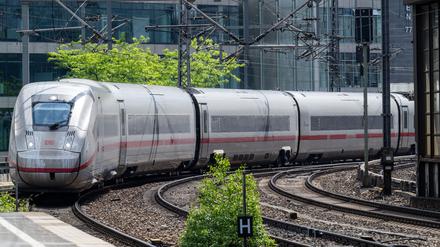 Einer Umfrage zufolge hält eine Mehrheit die Bahnpreise für teuer oder eher teuer. (Archivbild)