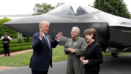 US-Präsident Donald Trump (l.) vor einer F-35 des Herstellers Lockheed Martin