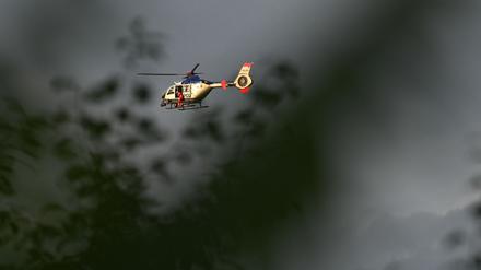 Die Suche nach einem vermissten Besatzungsmitglied läuft.