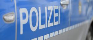 22.07.2025, Berlin: Polizeiwagen (zu dpa: «Postauto und Taxi stoßen zusammen - ein Schwerverletzter») Foto: Malin Wunderlich/dpa +++ dpa-Bildfunk +++