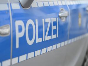 22.07.2025, Berlin: Polizeiwagen (zu dpa: «Postauto und Taxi stoßen zusammen - ein Schwerverletzter») Foto: Malin Wunderlich/dpa +++ dpa-Bildfunk +++