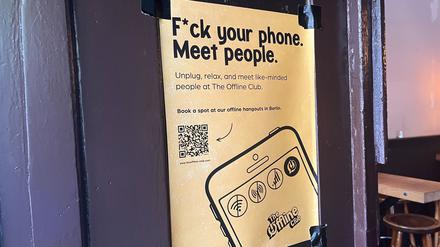 Eines vieler Plakate im Café Engels an diesem Abend.