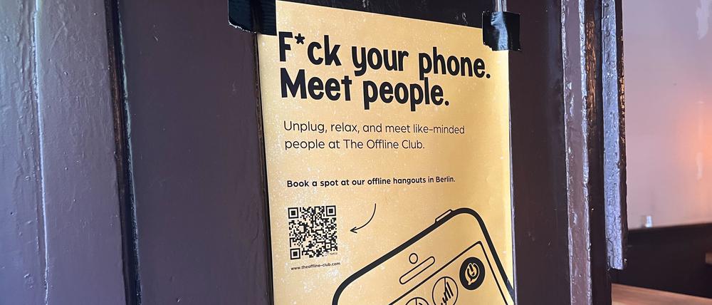 Eines vieler Plakate im Café Engels an diesem Abend.