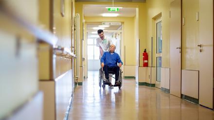 Dutzende Pflegeheime bundesweit warten auf Gelder der kommunalen Sozialämter. Die übernehmen üblicherweise die Zuzahlungen, wenn Bewohner über zu wenig Einkommen verfügen.