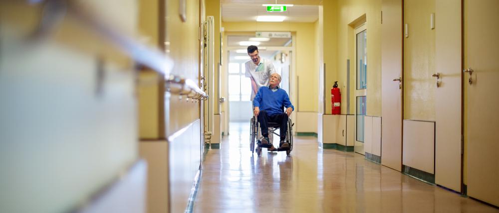 Dutzende Pflegeheime bundesweit warten auf Gelder der kommunalen Sozialämter. Die übernehmen üblicherweise die Zuzahlungen, wenn Bewohner über zu wenig Einkommen verfügen.
