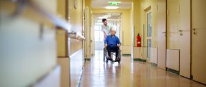 Dutzende Pflegeheime bundesweit warten auf Gelder der kommunalen Sozialämter. Die übernehmen üblicherweise die Zuzahlungen, wenn Bewohner über zu wenig Einkommen verfügen.