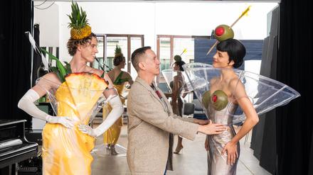 Kleider, die wie Cocktails aussehen. Jeremy Scott bei Anproben seiner Showkostüme.