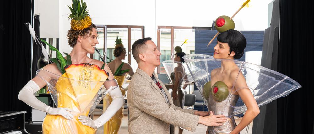 Kleider, die wie Cocktails aussehen. Jeremy Scott bei Anproben seiner Showkostüme.