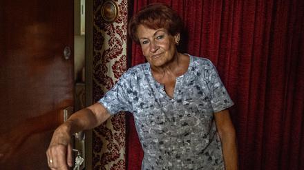 Marit Gergs (80) lebt seit vier Jahrzehnten in der Ansbacher Straße 33 in Schöneberg. Nur noch zwei von 15 Wohnungen in ihrem Haus sind belegt.