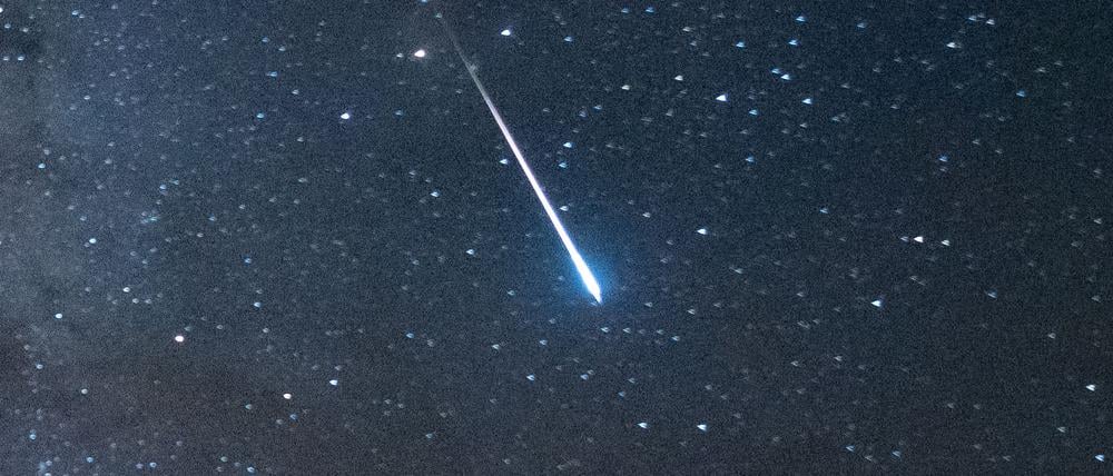 Eine Sternschnuppe über New Mexico (hier der Lyriden-Meteoritenschauer).