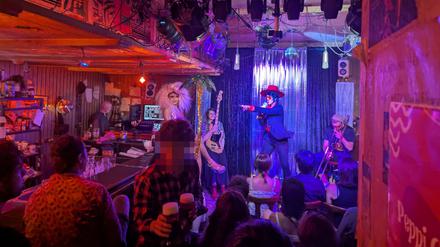 Eine Dragshow auf der Bühne der Kiezkneipe „Peppi Guggenheim“.