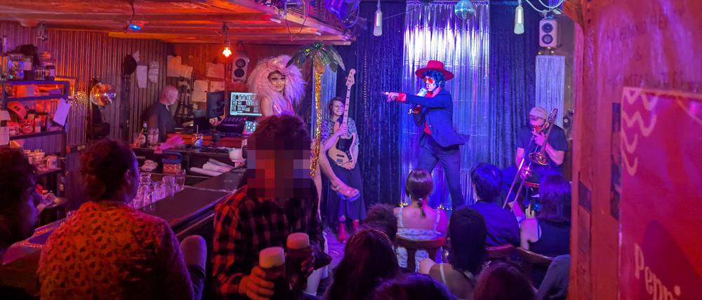 Eine Dragshow auf der Bühne der Kiezkneipe „Peppi Guggenheim“.