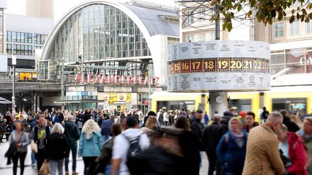 Hier kommt Alex: Herbstlicher Andrang in der Berliner City.