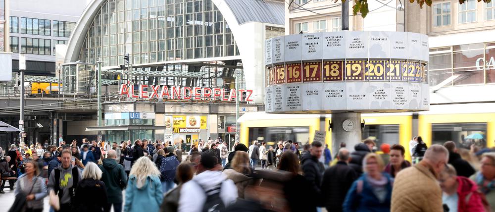 Hier kommt Alex: Herbstlicher Andrang in der Berliner City.