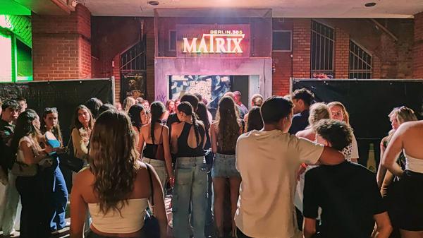 Berlin, Deutschland, 02.07.2025: Matrix: Dienstags-Party: Junge Leute stehen in der Warteschlange vor dem Eingang.