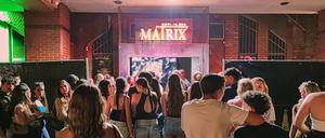 Berlin, Deutschland, 02.07.2025: Matrix: Dienstags-Party: Junge Leute stehen in der Warteschlange vor dem Eingang.