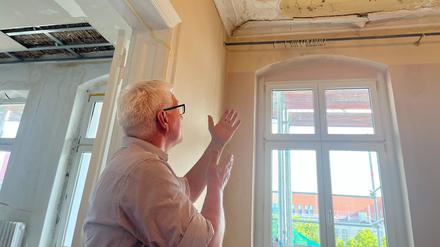 Thomas Drescher* zeigt in der Wohnung auf einige der vielen Schäden.