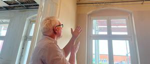 Thomas Drescher* zeigt in der Wohnung auf einige der vielen Schäden.