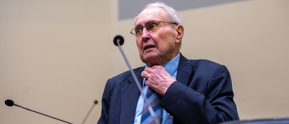 Eduard Lintner, ehemaliger CSU-Abgeordneter, sitzt in einem Sitzungssaal im Oberlandesgericht München. Er ist im Korruptionsprozess um die sogenannte Aserbaidschan-Affäre angeklagt wegen Bestechungsvorwürfen.