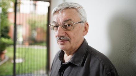 Oleg Orlow, Mitbegründer der mit dem Friedensnobelpreis ausgezeichneten Organisation Memorial, steht vor einer Pressekonferenz nach dem Gefangenenaustausch im Zentrum Liberale Moderne.