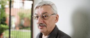 Oleg Orlow, Mitbegründer der mit dem Friedensnobelpreis ausgezeichneten Organisation Memorial, steht vor einer Pressekonferenz nach dem Gefangenenaustausch im Zentrum Liberale Moderne.