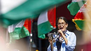 Yasemin Acar auf einer Demonstration. (Symbolbild)
