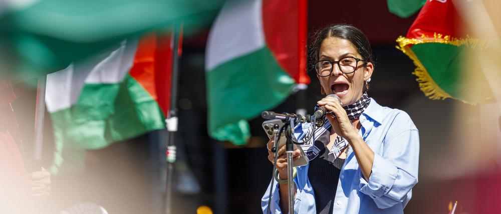 Yasemin Acar auf einer Demonstration. (Symbolbild)
